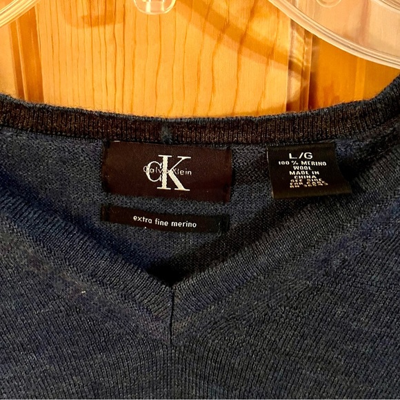 Calvin Klein Blue Extra Fine Merino Wool Knitwear V Neck SZ L Tailored Classic - Picture 8 of 13